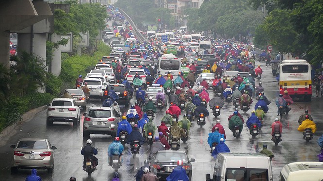 Mưa lớn, nhiều tuyến đường Hà Nội ùn ứ - ảnh 9