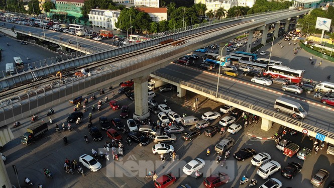 Cuối tuần đường phố Hà Nội vẫn tắc cứng - ảnh 2