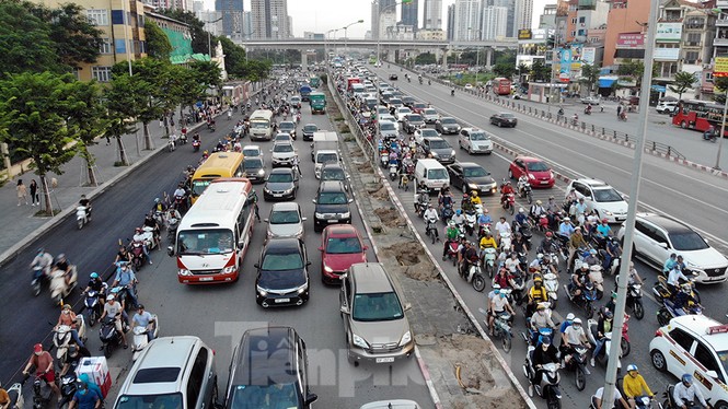 Cuối tuần đường phố Hà Nội vẫn tắc cứng - ảnh 5