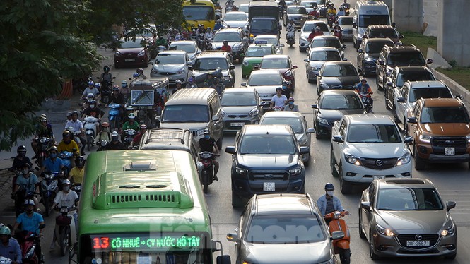 Cuối tuần đường phố Hà Nội vẫn tắc cứng - ảnh 6