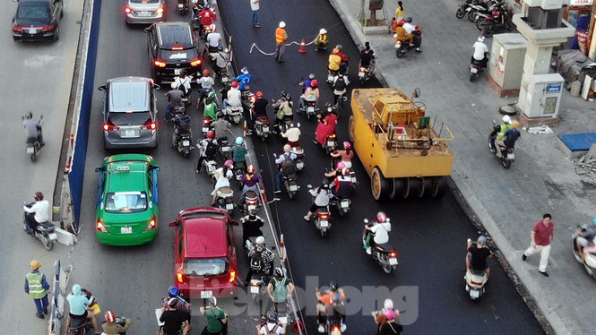 Cuối tuần đường phố Hà Nội vẫn tắc cứng - ảnh 9