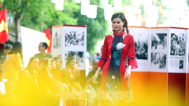 'Sắc thu Hà Nội' rực rỡ trên phố bích họa Phùng Hưng - ảnh 1