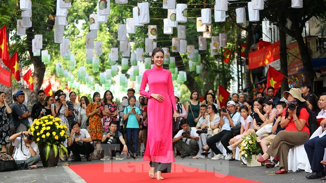 'Sắc thu Hà Nội' rực rỡ trên phố bích họa Phùng Hưng - ảnh 2