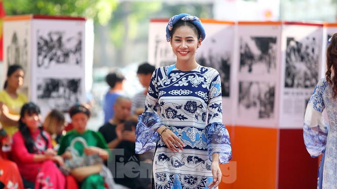 'Sắc thu Hà Nội' rực rỡ trên phố bích họa Phùng Hưng - ảnh 3