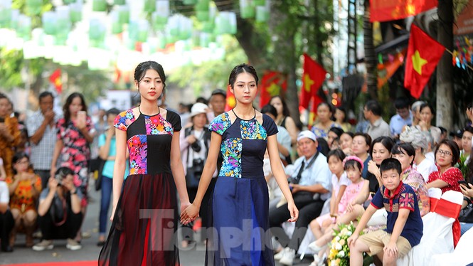 'Sắc thu Hà Nội' rực rỡ trên phố bích họa Phùng Hưng - ảnh 4