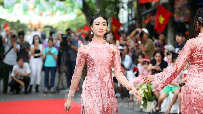 'Sắc thu Hà Nội' rực rỡ trên phố bích họa Phùng Hưng - ảnh 5