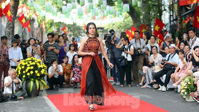 'Sắc thu Hà Nội' rực rỡ trên phố bích họa Phùng Hưng - ảnh 6