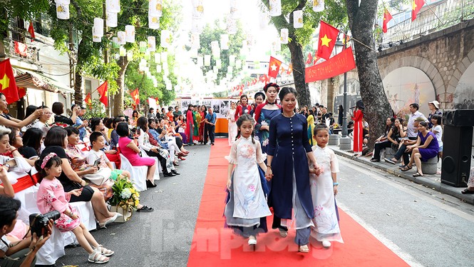 'Sắc thu Hà Nội' rực rỡ trên phố bích họa Phùng Hưng - ảnh 7