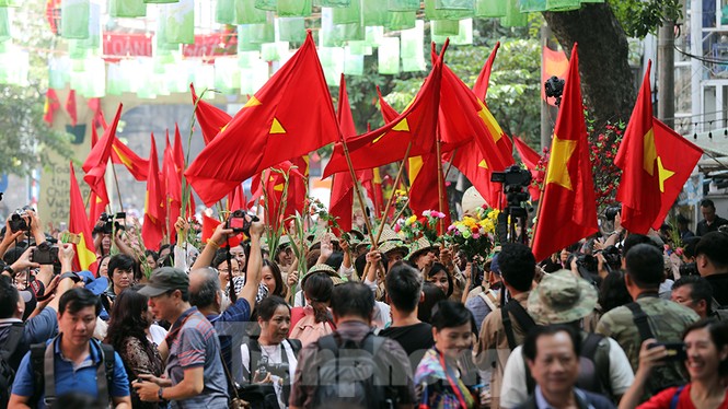 Đoàn quân trở về, tái hiện ‘ký ức Hà Nội - 65 năm’ tại phố bích họa Phùng Hưng - ảnh 7