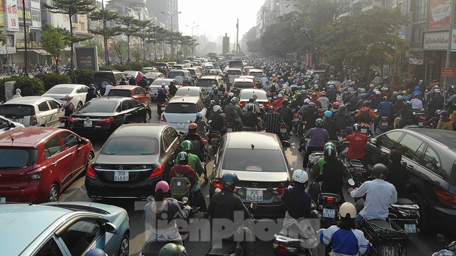 Nỗi khổ của người dân Hà Nội khi qua Ngã Tư Sở mỗi sáng đầu tuần - ảnh 1