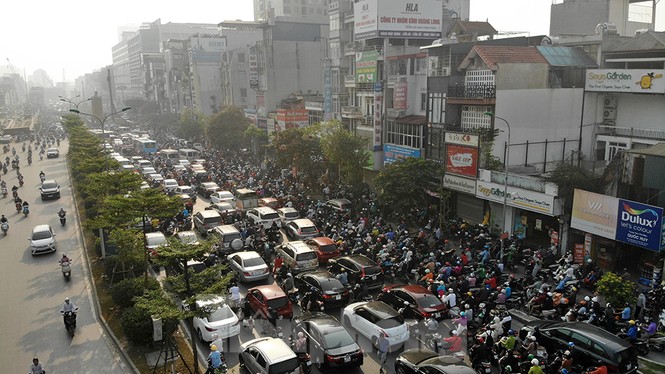 Nỗi khổ của người dân Hà Nội khi qua Ngã Tư Sở mỗi sáng đầu tuần - ảnh 2