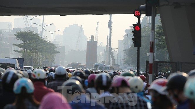 Nỗi khổ của người dân Hà Nội khi qua Ngã Tư Sở mỗi sáng đầu tuần - ảnh 4