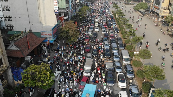 Nỗi khổ của người dân Hà Nội khi qua Ngã Tư Sở mỗi sáng đầu tuần - ảnh 6