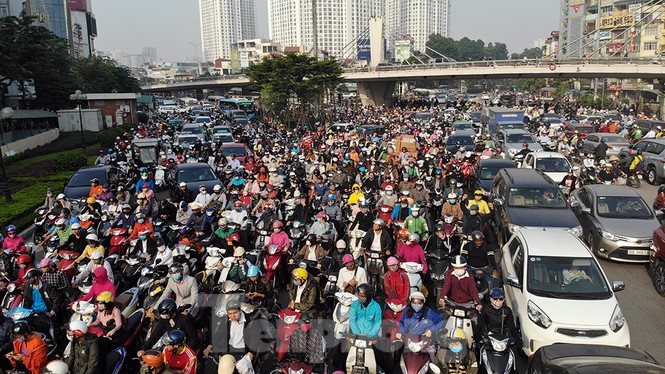Nỗi khổ của người dân Hà Nội khi qua Ngã Tư Sở mỗi sáng đầu tuần - ảnh 8