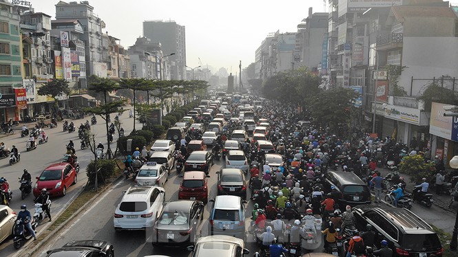 Nỗi khổ của người dân Hà Nội khi qua Ngã Tư Sở mỗi sáng đầu tuần - ảnh 9