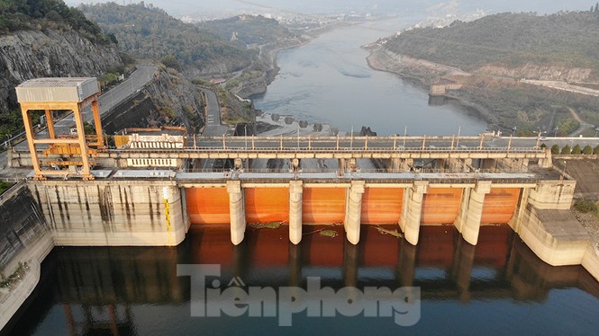Hồ chứa cạn nhất 30 năm qua, Thủy điện Hòa Bình thấp thỏm chờ nước - ảnh 1
