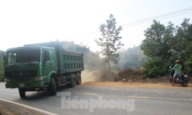 Sông trơ đáy, tỉnh Quảng Nam cho xúc cát đe dọa an toàn đường Hồ Chí Minh - ảnh 4