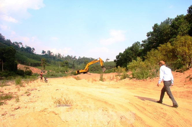 Sông trơ đáy, tỉnh Quảng Nam cho xúc cát đe dọa an toàn đường Hồ Chí Minh - ảnh 3