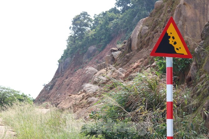 Bán đảo Sơn Trà sạt lở sau mưa bão - ảnh 9