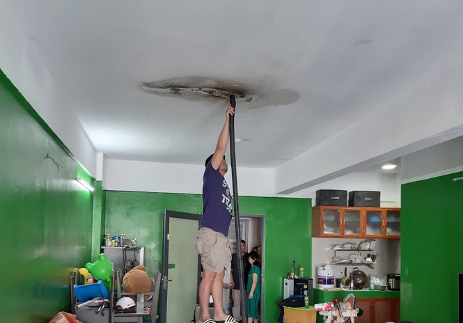 Một căn hộ bị thấm nước khiến hệ thống điện chập, cháy đen trần nhà. Ảnh: Nguyễn Thành