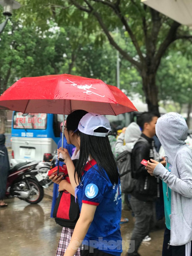 Chùm ảnh thí sinh TPHCM bị mắc mưa trong ngày đầu làm thủ tục thi THPT QG - ảnh 4