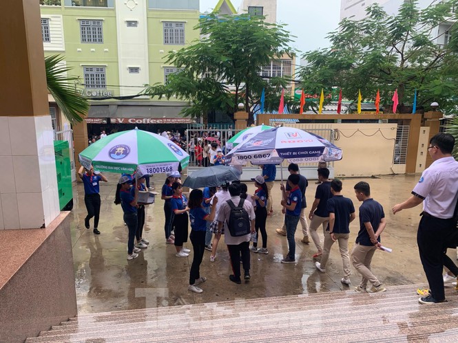 Chùm ảnh thí sinh TPHCM bị mắc mưa trong ngày đầu làm thủ tục thi THPT QG - ảnh 3