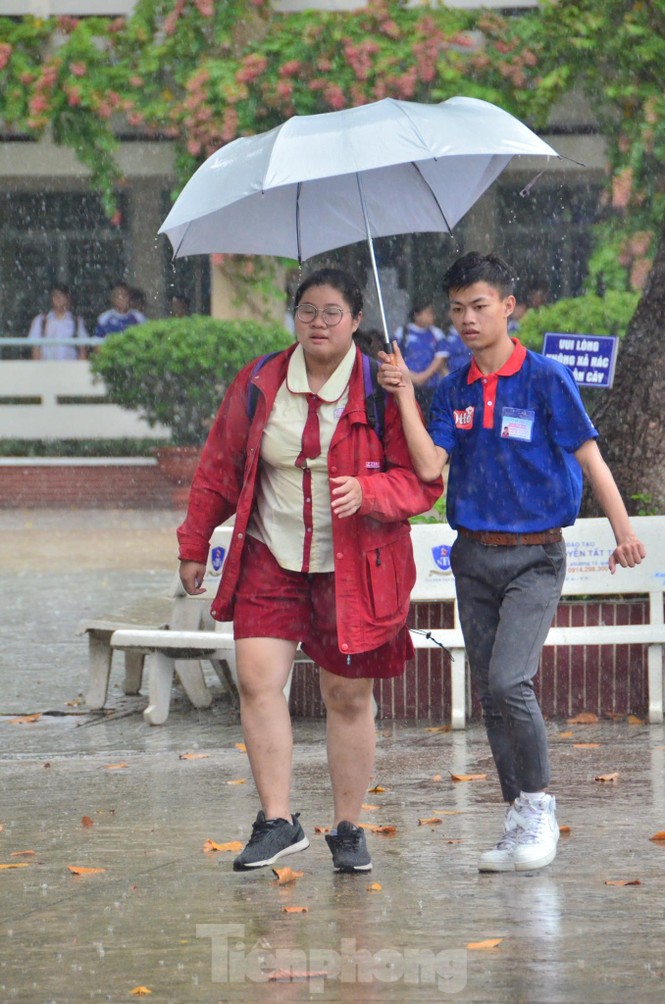 Chùm ảnh thí sinh TPHCM bị mắc mưa trong ngày đầu làm thủ tục thi THPT QG - ảnh 6