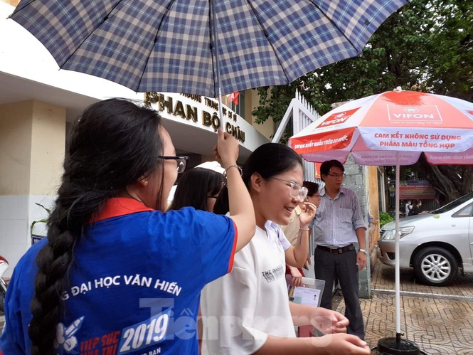 Chùm ảnh thí sinh TPHCM bị mắc mưa trong ngày đầu làm thủ tục thi THPT QG - ảnh 7