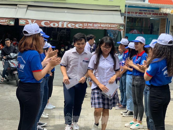 Chùm ảnh thí sinh TPHCM bị mắc mưa trong ngày đầu làm thủ tục thi THPT QG - ảnh 1