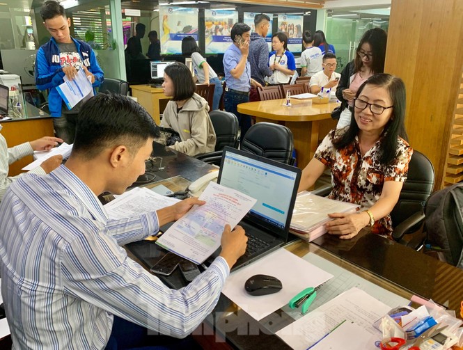 Thí sinh 63 tuổi làm thủ tục xét tuyển đại học - ảnh 2
