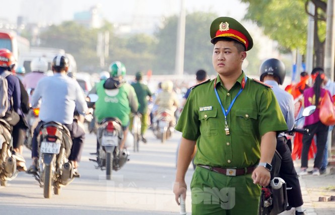 Cảnh sát thắt chặt an ninh tại sân Mỹ Đình trước giờ bóng lăn - ảnh 6