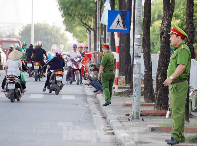 Cảnh sát thắt chặt an ninh tại sân Mỹ Đình trước giờ bóng lăn - ảnh 10