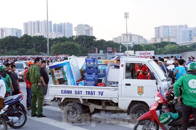 Cảnh sát thắt chặt an ninh tại sân Mỹ Đình trước giờ bóng lăn - ảnh 8
