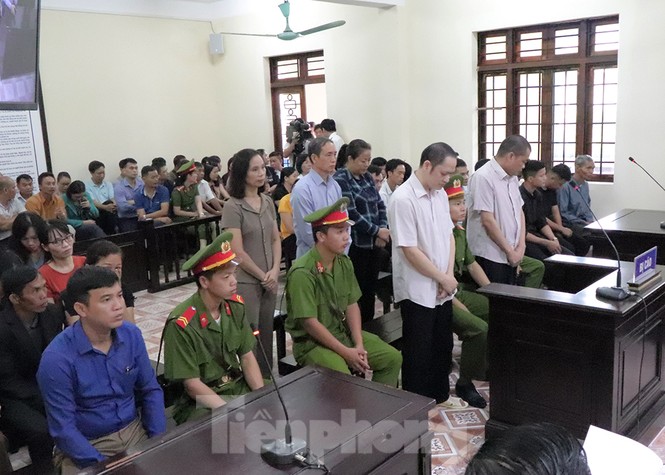 Vợ và em gái ông Triệu Tài Vinh vắng mặt tại tòa xử gian lận thi ở Hà Giang - ảnh 1
