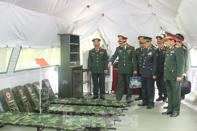 Quân đội Trung Quốc tặng Việt Nam trang bị y tế, tìm kiếm cứu nạn - ảnh 2