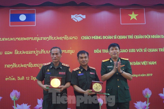 Sĩ quan trẻ Việt - Lào hội đàm tại Hà Nội - ảnh 4