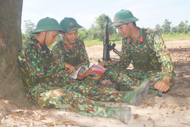 Chiến sĩ bộ binh thực hành mở cửa đánh chiếm đầu cầu - ảnh 8
