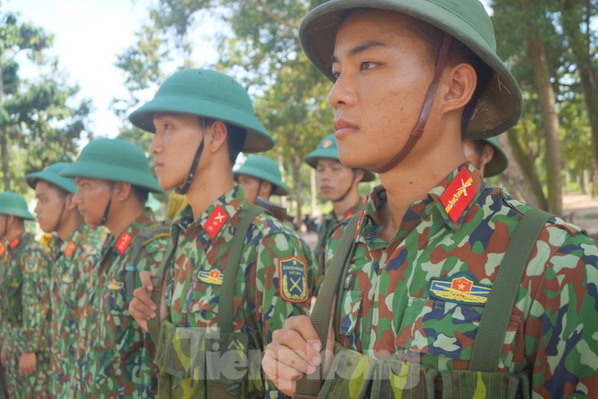Chiến sĩ bộ binh thực hành mở cửa đánh chiếm đầu cầu - ảnh 9