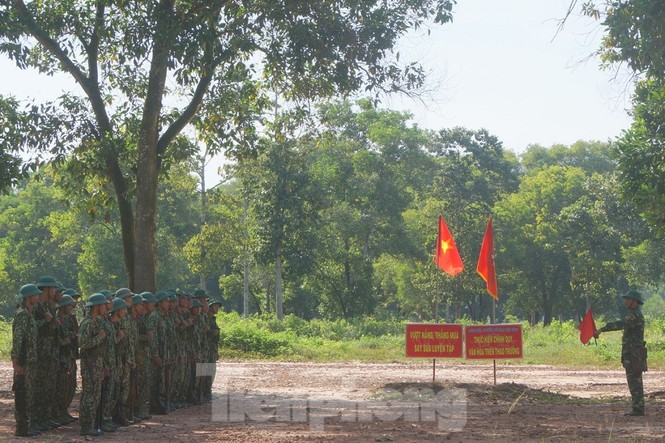 Chiến sĩ bộ binh thực hành mở cửa đánh chiếm đầu cầu - ảnh 1