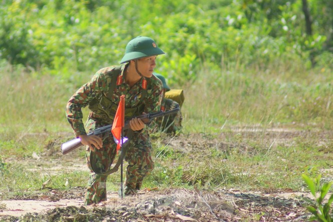 Chiến sĩ bộ binh thực hành mở cửa đánh chiếm đầu cầu - ảnh 6