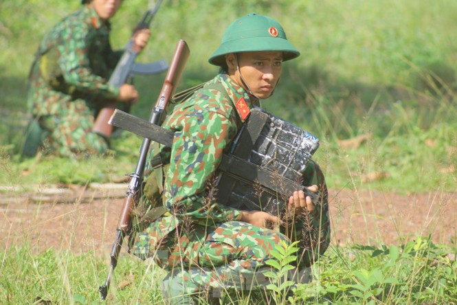 Chiến sĩ bộ binh thực hành mở cửa đánh chiếm đầu cầu - ảnh 4
