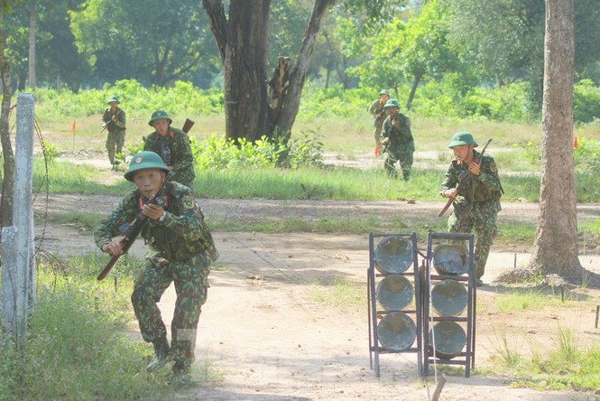 Chiến sĩ bộ binh thực hành mở cửa đánh chiếm đầu cầu - ảnh 5