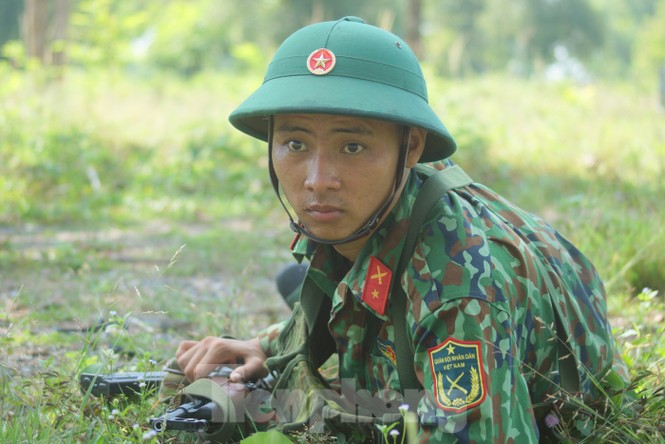 Chiến sĩ bộ binh thực hành mở cửa đánh chiếm đầu cầu - ảnh 7