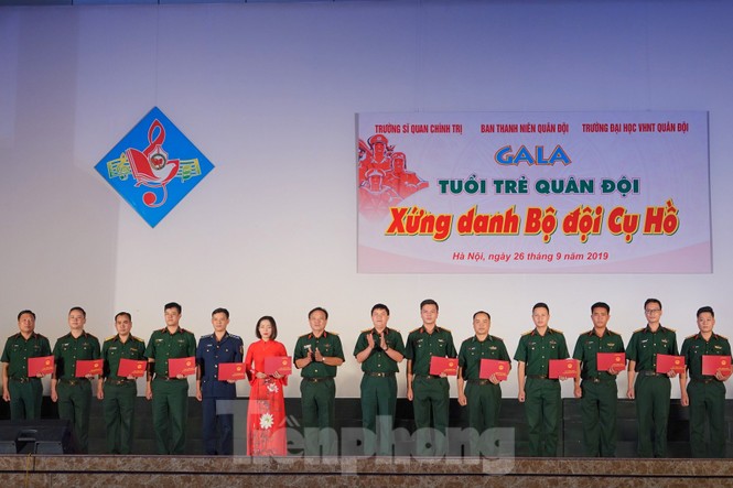 Sôi động Gala của cán bộ Đoàn áo lính - ảnh 1
