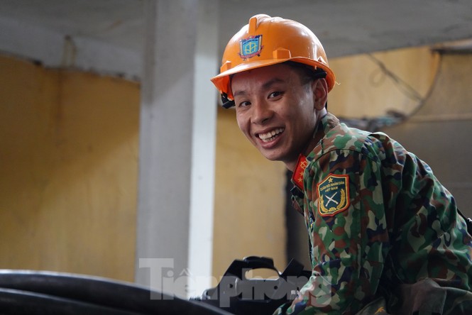 Cận cảnh bộ đội dùng súng phun hóa chất để tẩy độc Rạng Đông - ảnh 13