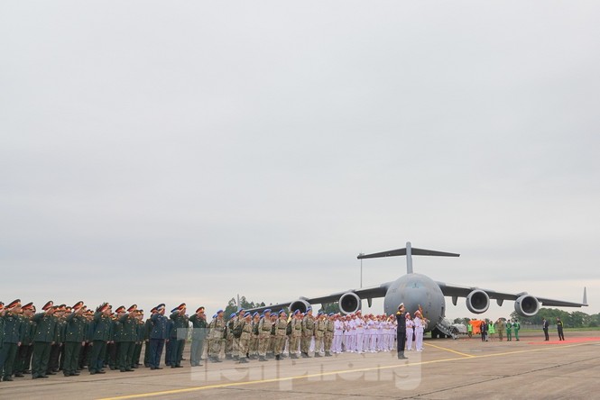 Cận cảnh vận tải cơ C-17A chở bác sĩ mũ nồi xanh Việt Nam sang Nam Sudan - ảnh 1