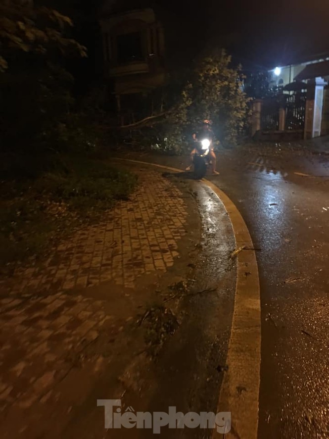 Mưa đá to như nắm tay trút xuống Yên Bái, nhiều nhà dân hư hỏng - ảnh 6