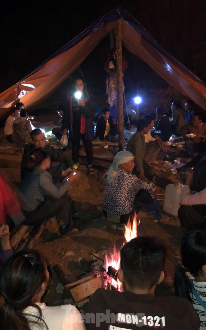 Người dân cắm lều trại ở khu vực nhà máy Thuỷ điện Sử Pán 1 để phản đối việc doanh nghiệp xả lũ, đồng thời yêu cầu bồi thường thiệt hại trận lũ ngày 24/6.