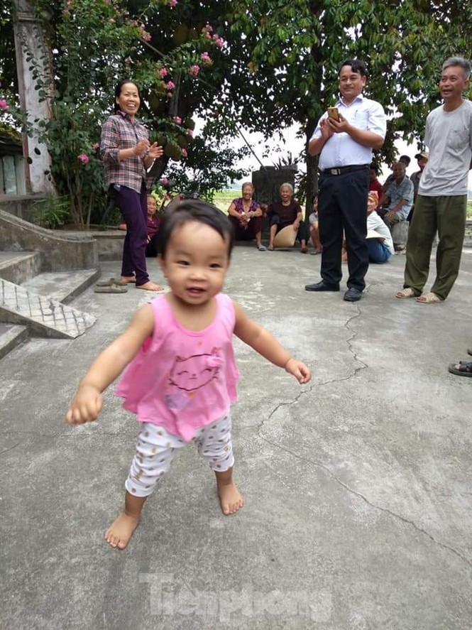Thương cảm bé gái bị bỏ rơi tại chùa để 'mẹ còn đi lấy chồng' - ảnh 1