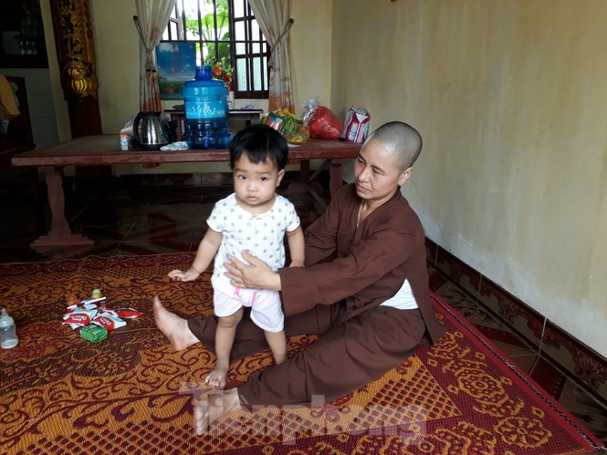 Thương cảm bé gái bị bỏ rơi tại chùa để 'mẹ còn đi lấy chồng' - ảnh 2